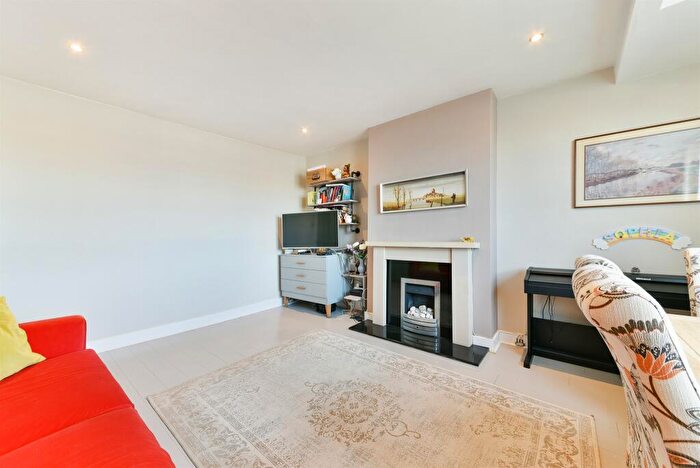 2 Bedroom Apartment To Rent In Upper Richmond Road West, London, SW14