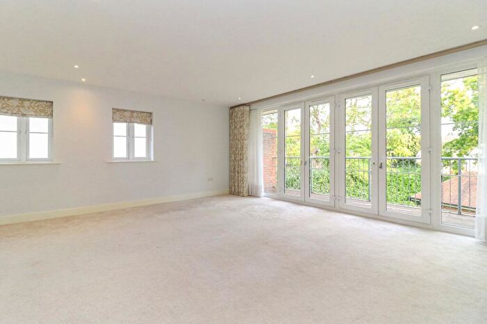 2 Bedroom Apartment For Sale In Station Road, Beaconsfield, HP9