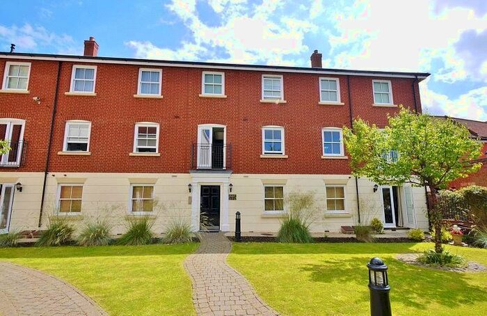 2 Bedroom Flat To Rent In Bishops Gate, William Hunter Way, Brentwood, CM14