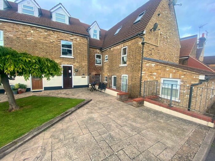 2 Bedroom Maisonette To Rent In Stratford Court, Stratford Lane, Rainham, ME8