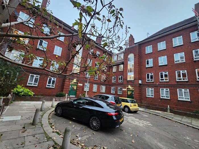 3 Bedroom Flat To Rent In Whites Square, London, SW4