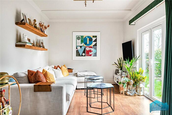 2 Bedroom Apartment For Sale In Long Lane, London, N3