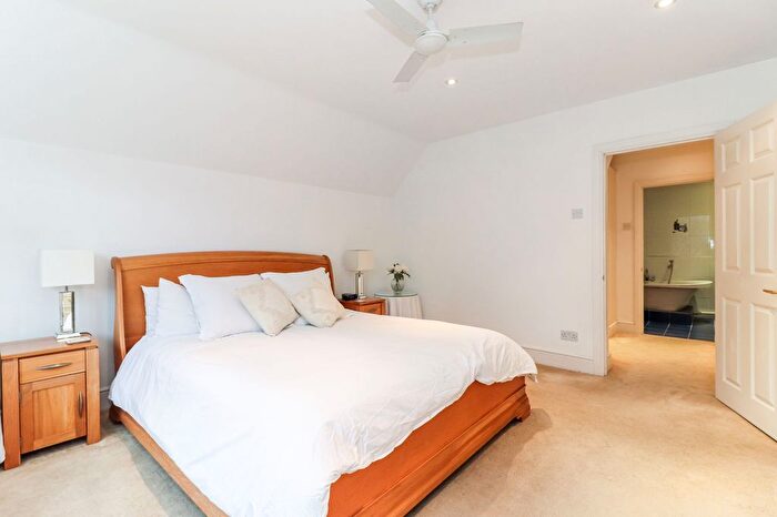 4 Bedroom Detached House For Sale In Stratford Way, Watford, WD17