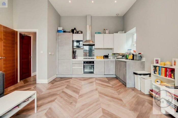 3 Bedroom Flat To Rent In Thurlow Park Road, London, SE21