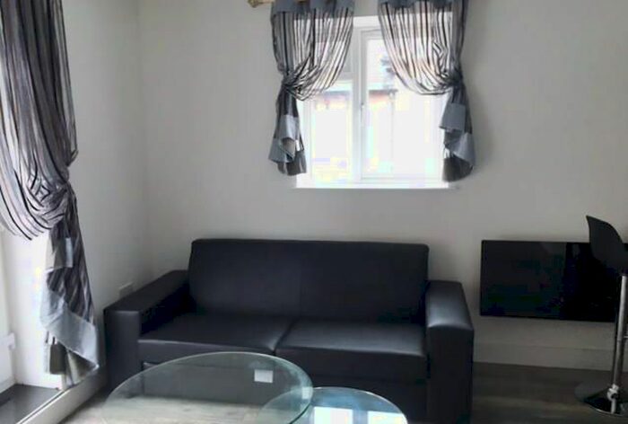 2 Bedroom Flat To Rent In The Parade, Roath, Cardiff, CF24