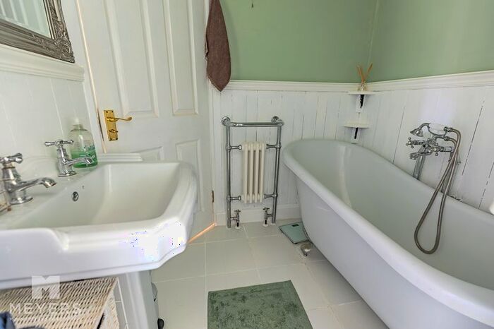 5 Bedroom Detached House For Sale In Holdenhurst Avenue, Bournemouth, BH7