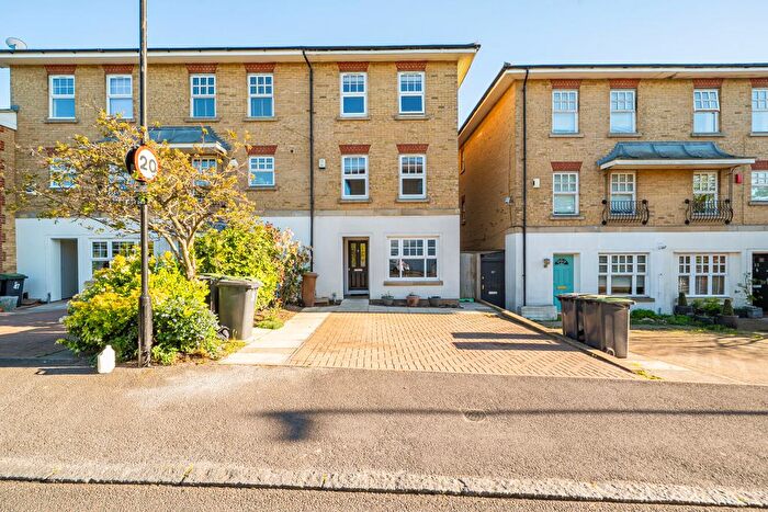 4 Bedroom Terraced House For Sale In Osier Crescent, London, N10