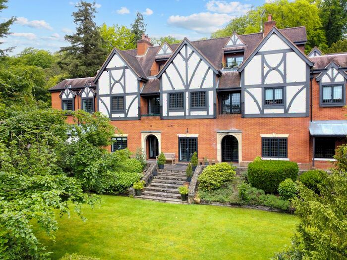 2 Bedroom Flat For Sale In Pilgrims Way, Westerham, TN16