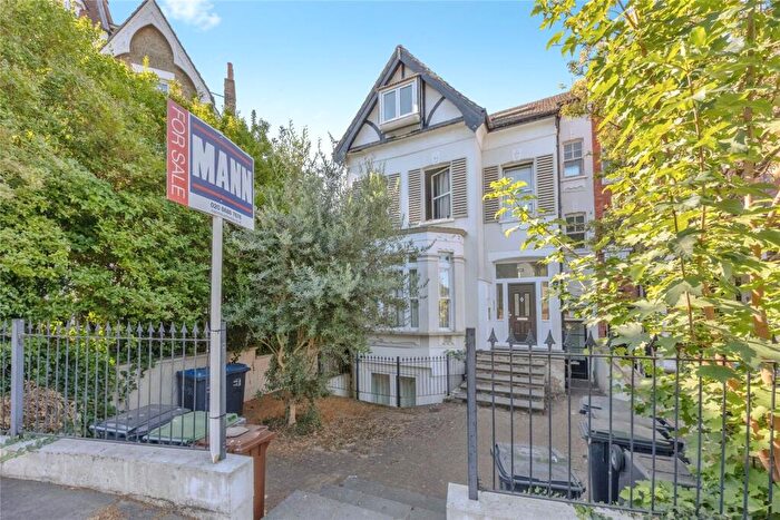 2 Bedroom Flat For Sale In Birdhurst Rise, South Croydon, Surrey, CR2