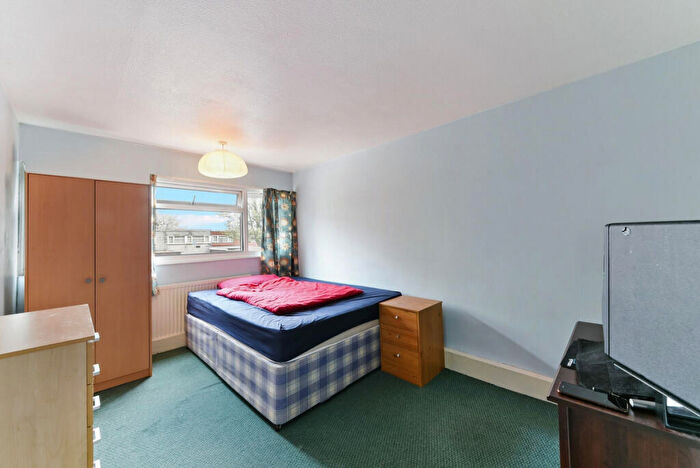 4 Bedroom Terraced House To Rent In Laburnum Grove, London, KT3