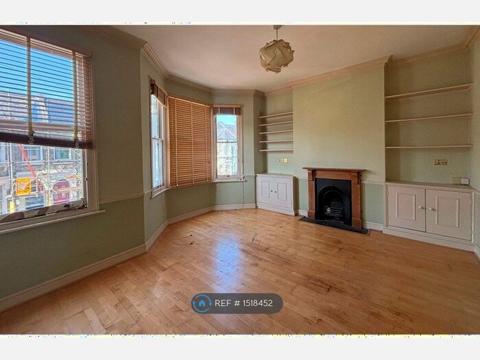 3 Bedroom Flat To Rent In Leander Road, London, SW2