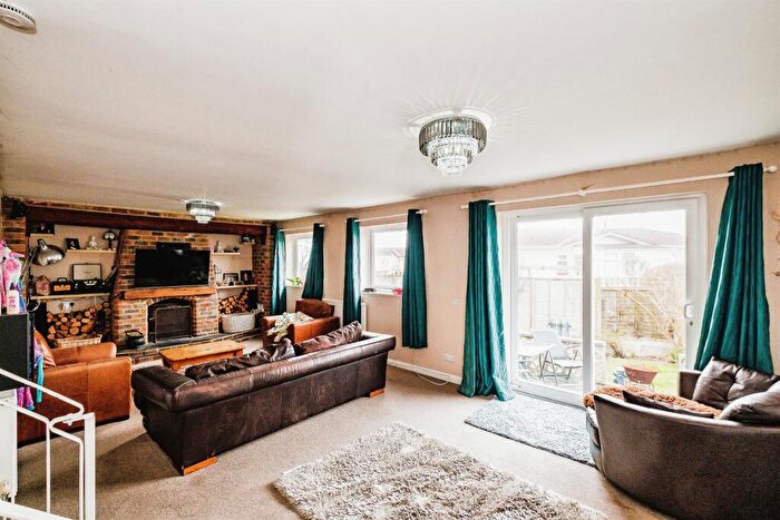 4 Bedroom Detached House For Sale In Old Salts Farm Road, Lancing, BN15