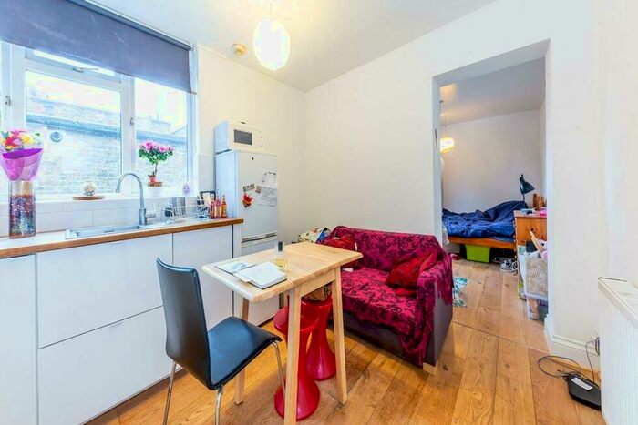 Flat To Rent In Myddleton Road, Bowes Park, N22