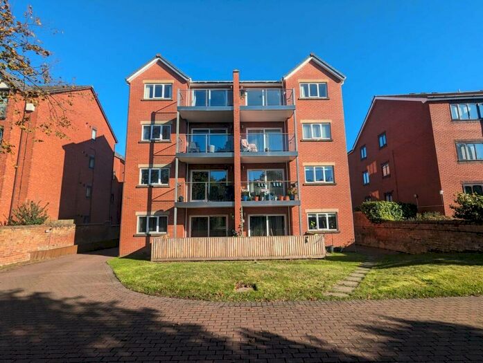 2 Bedroom Apartment To Rent In Top Floor Apartment, Ennismore Gardens, Park Avenue, Southport, Merseyside, PR9