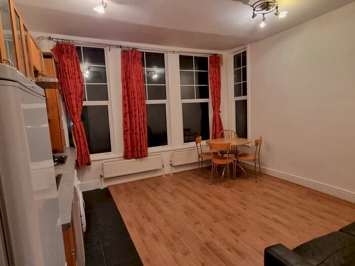 2 Bedroom Flat To Rent In Rydal Road, London, SW16
