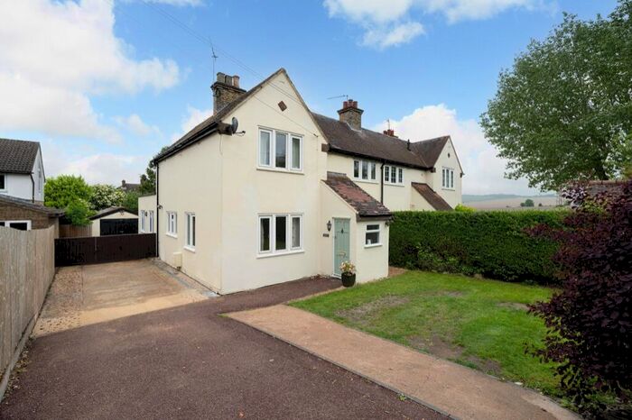 3 Bedroom Semi-Detached House For Sale In Church End, Edlesborough, LU6