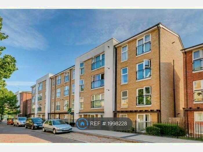 2 Bedroom Flat To Rent In Chandler Way, London, SE15