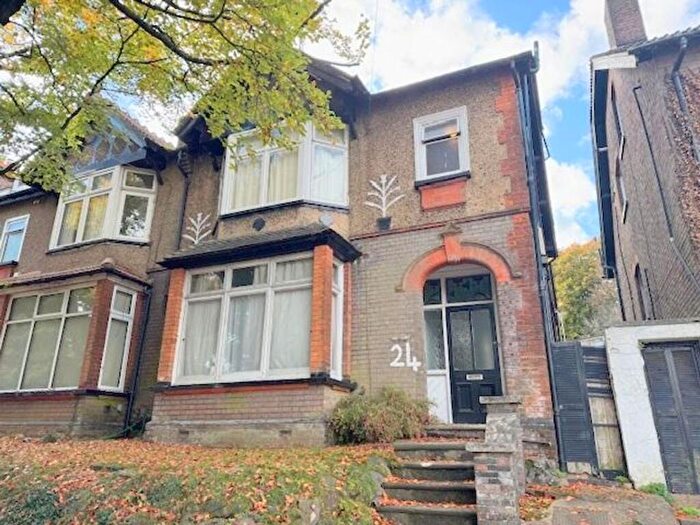 7 Bedroom Semi-Detached House For Sale In London Road, Luton, LU1