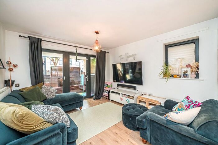 2 Bedroom Flat For Sale In Eythorne Road, Oval, SW9