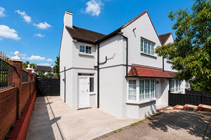 2 Bedroom Flat For Sale In Clifford Avenue, East Sheen, SW14