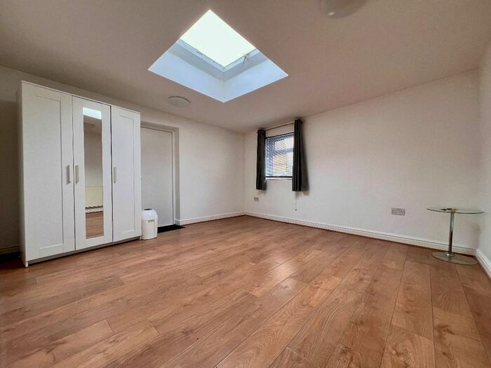 2 Bedroom Flat To Rent In Coombe Road, Norbiton, Kingston Upon Thames, KT2