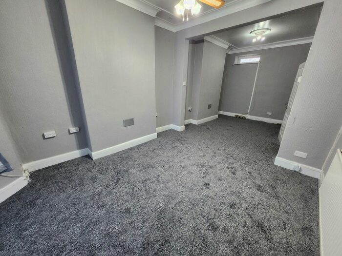 5 Bedroom Terraced House To Rent In Corporation Road, Cardiff, CF11