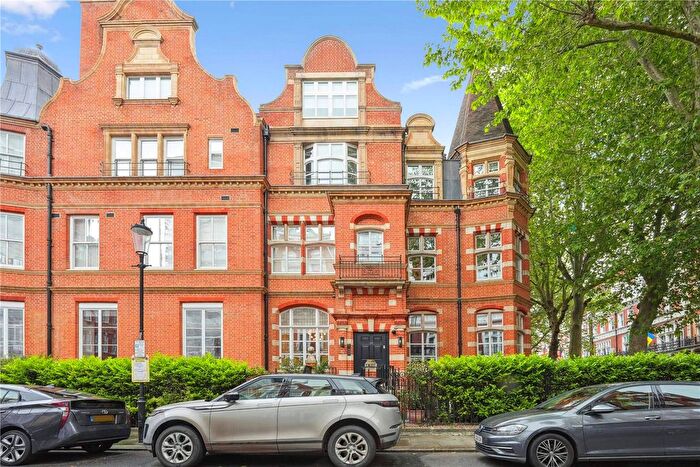 3 Bedroom Flat To Rent In Kensington Court, Kensington, London, W8