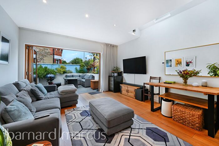 2 Bedroom Flat To Rent In Revelstoke Road, London, SW18