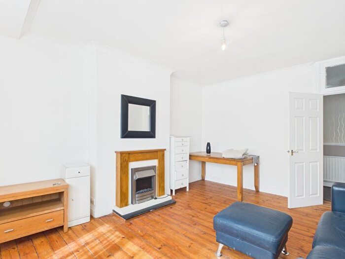 2 Bedroom Flat To Rent In Watford Way, London, NW7