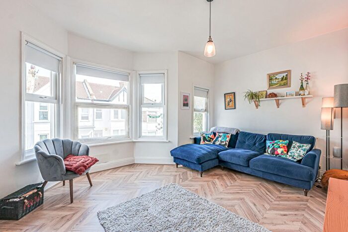 1 Bedroom Flat For Sale In Beach Avenue, Leigh-On-Sea, SS9