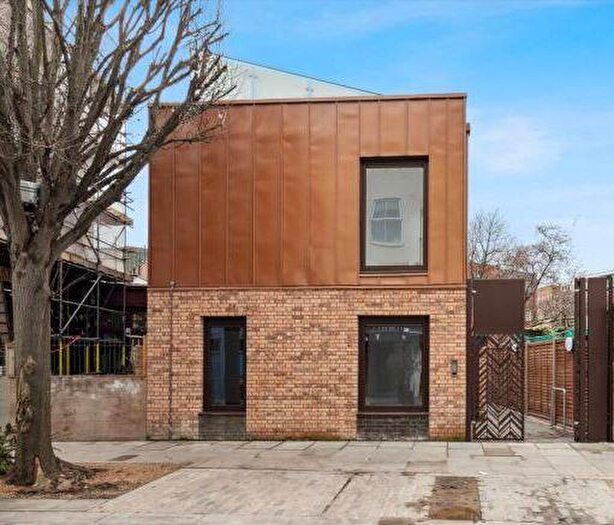 3 Bedroom Flat For Sale In Flat, Battersea High Street, London, SW11