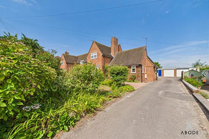 3 Bedroom Semi-Detached House For Sale In Beamhill Road, Stretton, Burton-On-Trent, DE13
