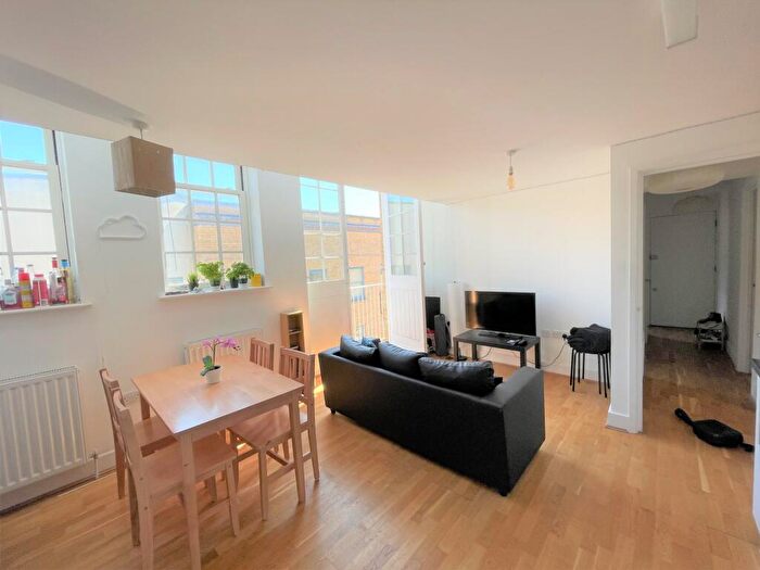 3 Bedroom Flat To Rent In Kings Terrace, Camden, NW1