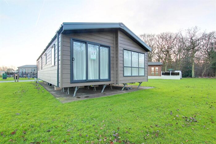 2 Bedroom Property For Sale In Woodthorpe Leisure Park, Woodthorpe, Alford, LN13