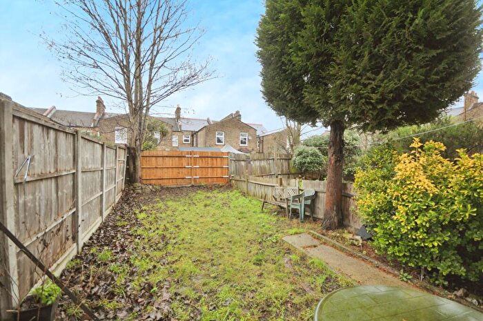 2 Bedroom Flat For Sale In Honley Road, London, SE6
