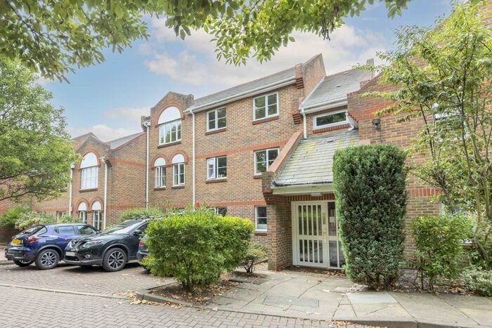 2 Bedroom Flat To Rent In Catherine Drive, Richmond, TW9