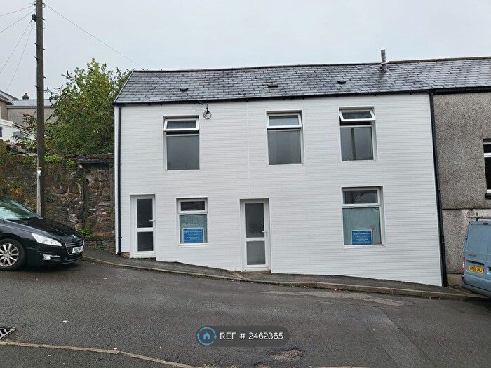 3 Bedroom End Of Terrace House To Rent In High Street, Ferndale, CF43
