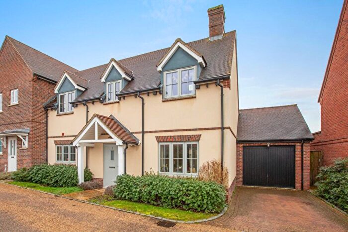 4 Bedroom Semi-Detached House For Sale In Woodwards Pens Haddenham Buckinghamshire, HP17