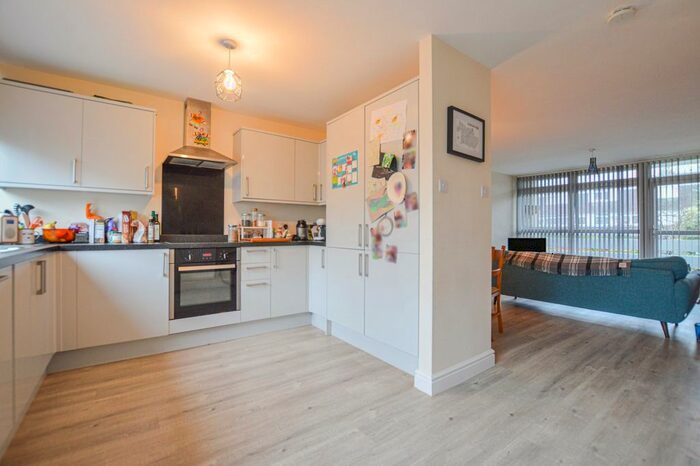 2 Bedroom Flat To Rent In Woking, Surrey, GU22