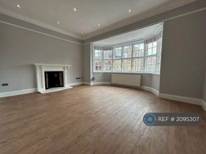 3 Bedroom Flat To Rent In Grand Avenue, Hove, BN3