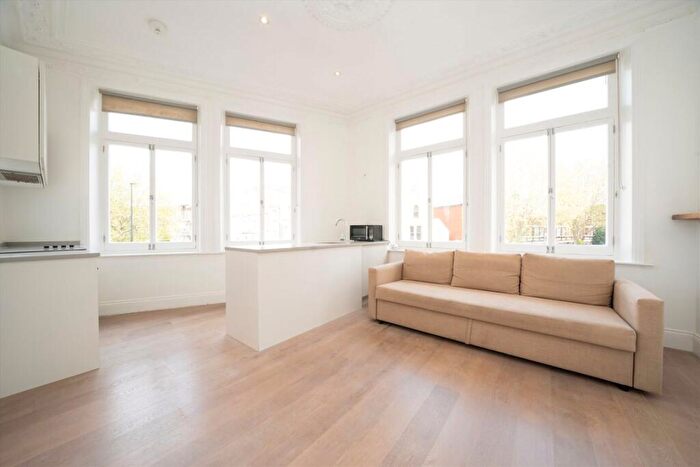 1 Bedroom Flat To Rent In Battersea Bridge Road, Battersea, SW11