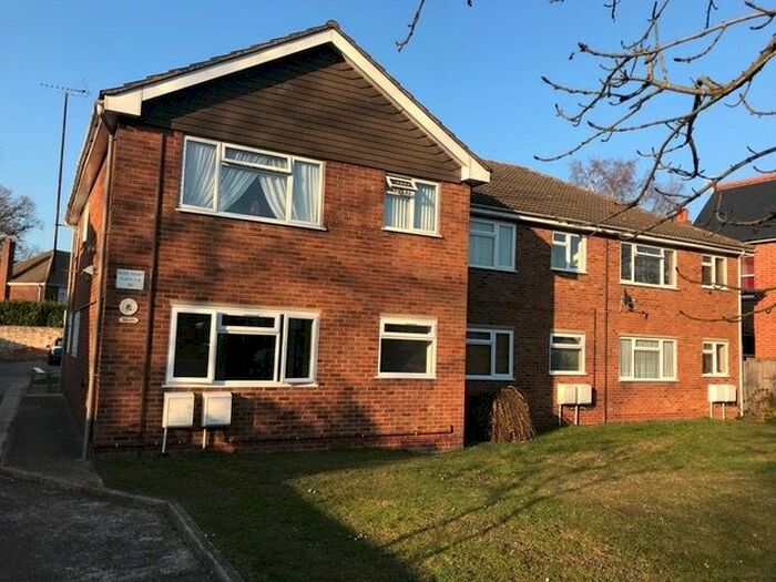 2 Bedroom Flat To Rent In Rede Court, Reading Road, Farnborough, GU14
