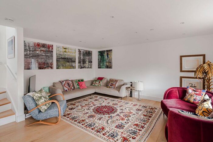 3 Bedroom Town House For Sale In Sirdar Road, London, W11
