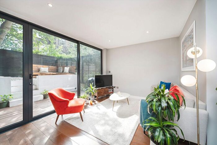 2 Bedroom Flat To Rent In St. Stephens Avenue, Shepherds Bush, W12