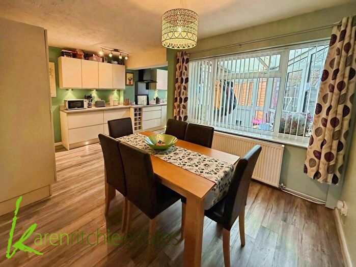 3 Bedroom Town House For Sale In Thornhill Close, Bolton, BL1