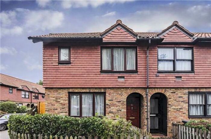 2 Bedroom House To Rent In Toyne Way, Highgate, N6