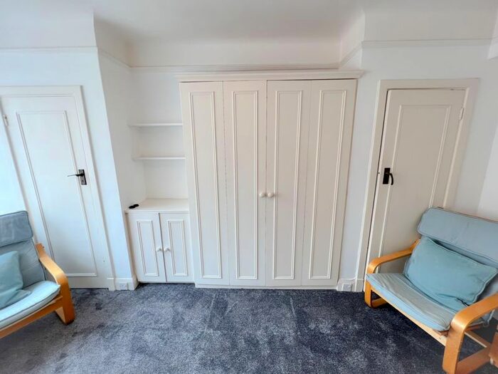 Studio To Rent In Balham High Road, London, SW17