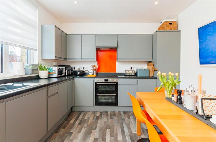 3 Bedroom Town House For Sale In Mid Terrace Townhouse - Albert Street, Cowes, PO31