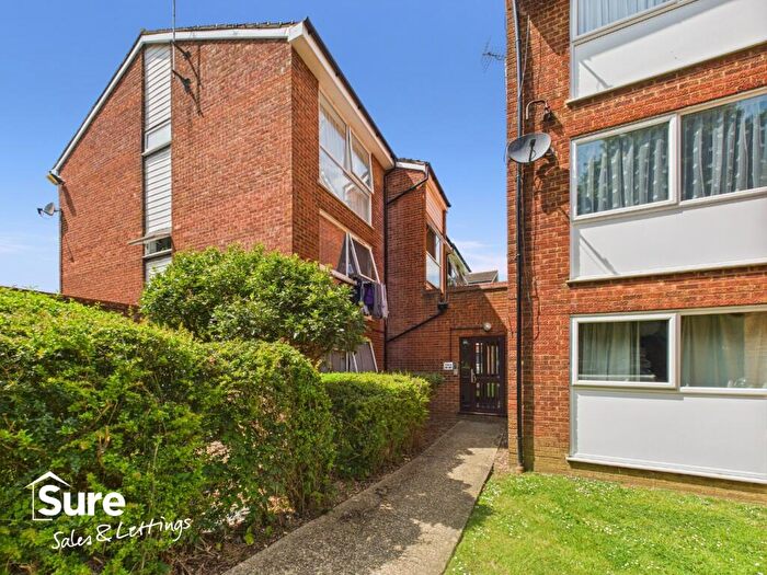 1 Bedroom Flat For Sale In Nightingale Walk, Hemel Hempstead, Hertfordshire, HP2