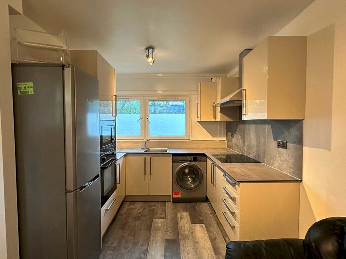 4 Bedroom Maisonette To Rent In Smithfield Court, Cable Street, London, E1